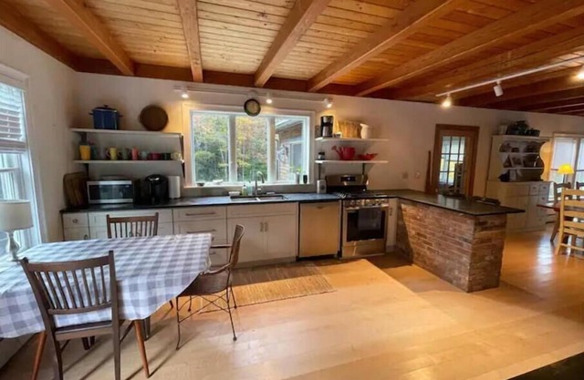 Spacious Putney 3BR Ski House