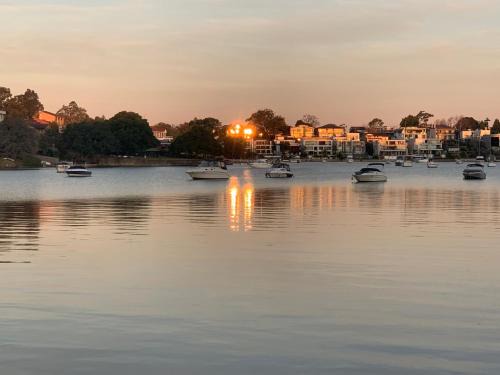Spacious Putney Studio-2 Beds, Short drive to Parklands & Olympic