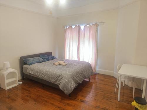 Spacious Queen Room in Earlwood - EW2