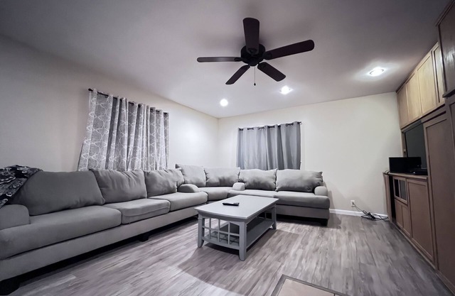 Spacious, quiet, clean 3br home, fenced, close to I25 and I40