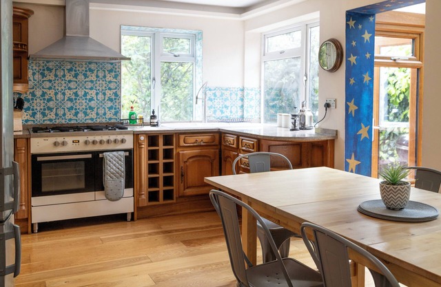 Spacious radiant 4 bed home - 10 minute walk to Frome town centre