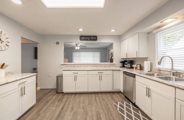 Spacious Ranch, Walk to Main!