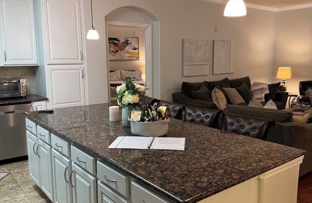 Spacious recently updated 2/2 condo w/AC, WiFi Columbia, SC steps from stadium!