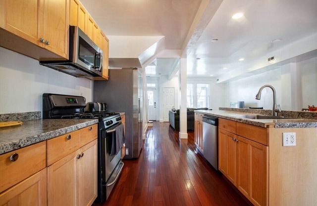 Charme moderne, Spacieux 4BR / 3. 5BA Suites, parking, parking gratuit, vous êtes à la maison!