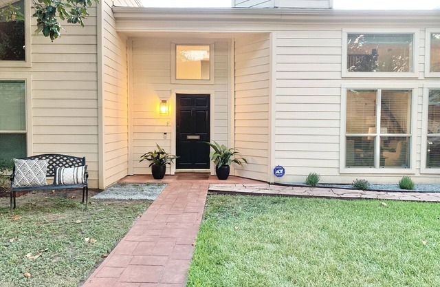 Spacious & relaxing Mid Century 3 bedroom house with a nice patio