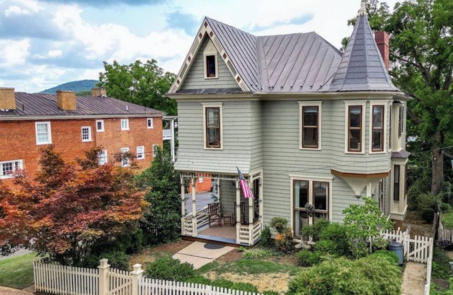 Spacious, Renovated c.1892 Queen Anne Victorian Blocks From Downtown Staunton