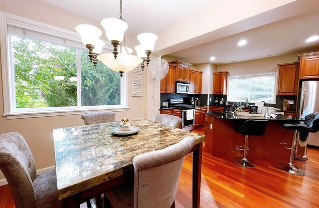 Renton home with jacuzzi tub/mins to LANDING & AIRPORT