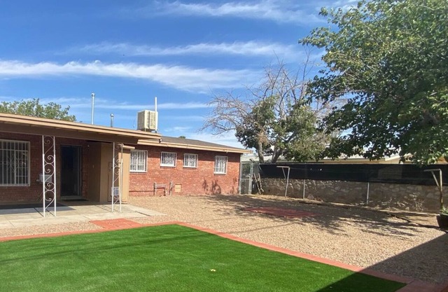 Spacious residential 3 bed 1 story w/ big backyard