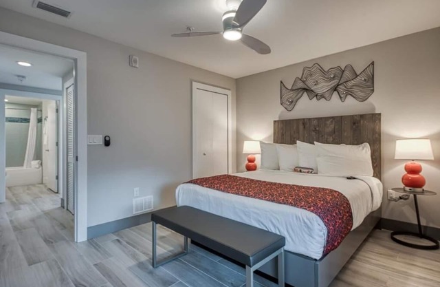 Spacious Resort Suite w/Full Kitchen & Stunning Sunsets in Treasure Island