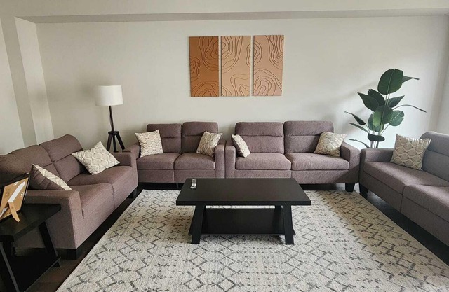 Spacious Retreat Near Majestic Niagara Falls! Close to All Major Amenities!