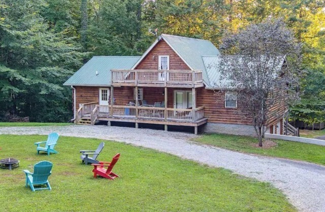Spacious Retreat on Dale Hollow! Walking distance to Safe Harbor Wisdom Dock.
