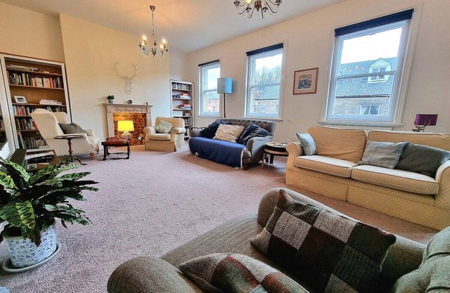 Spacious Retreat with River Views n/ Peak District