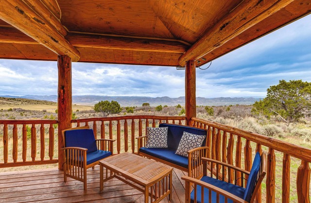 Spacious Rifle Cabin w/ Deck + Mountain Views!
