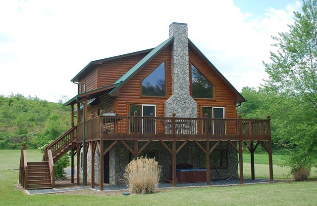 Spacieux Riverfront Cabin w / HotTub, Animaux acceptés, Firepit, Table de ping-pong, Stone Frpl