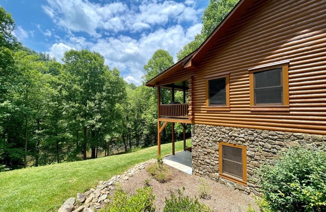 Cabane en rondins spacieuse au bord de la rivière avec bain à remous, animaux acceptés, table de billard, foyer