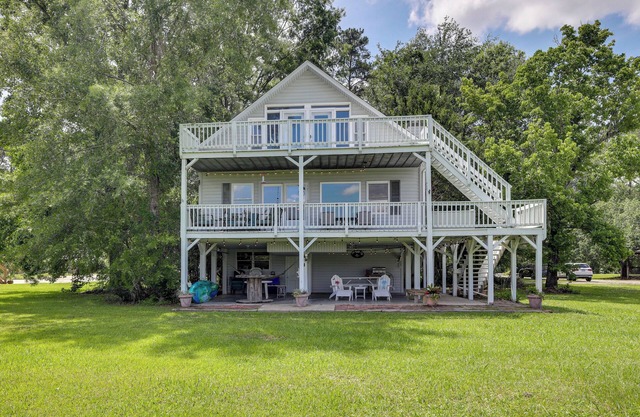 Spacious Riverfront Cottage w/Dock in Green Pond!