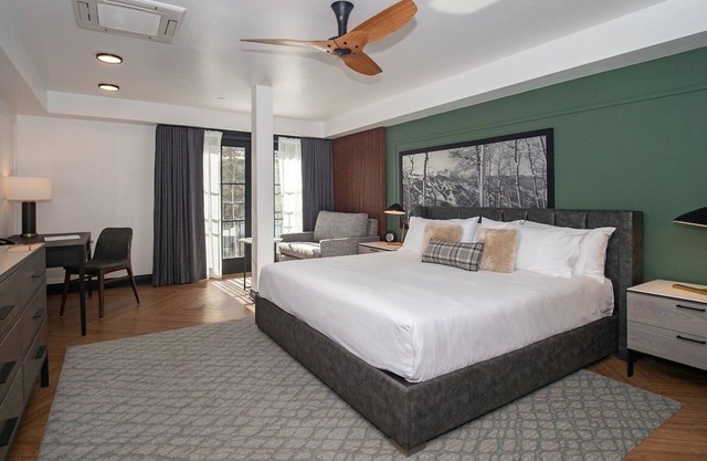 Spacious Room w/ Mountain View Balcony Ideal for Family Fun & Ski School nearby