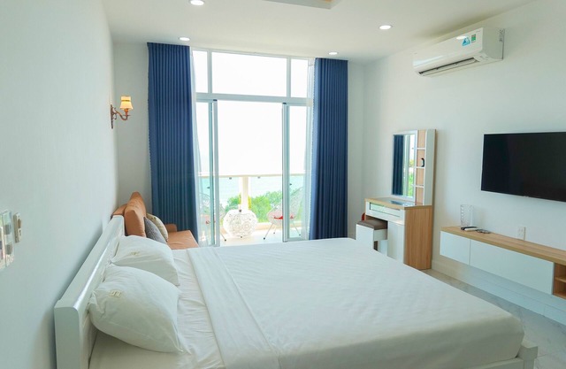 Spacious Studio Apartment w/ Balcony and Sea View - Free Parking, Private Beach,
