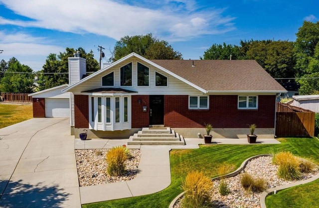 Spacious Salt Lake Retreat with 3 Bed, 3 Bath, Private Pool, Garage Parking +