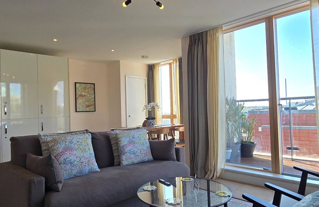 Spacious seaside apartment with terrace, Kemptown