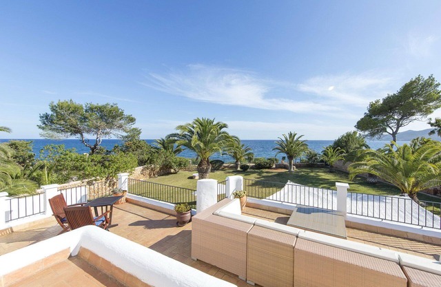 Grande belle villa avec piscine en bord de mer pour 10 personnes