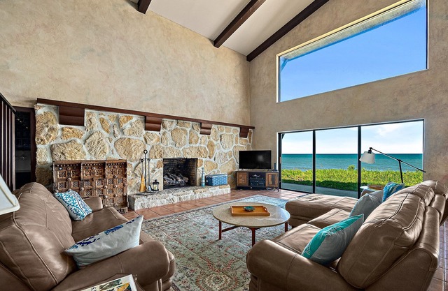 Spacious seaside oceanfront home w/private outdoor pool, gas grill, great views