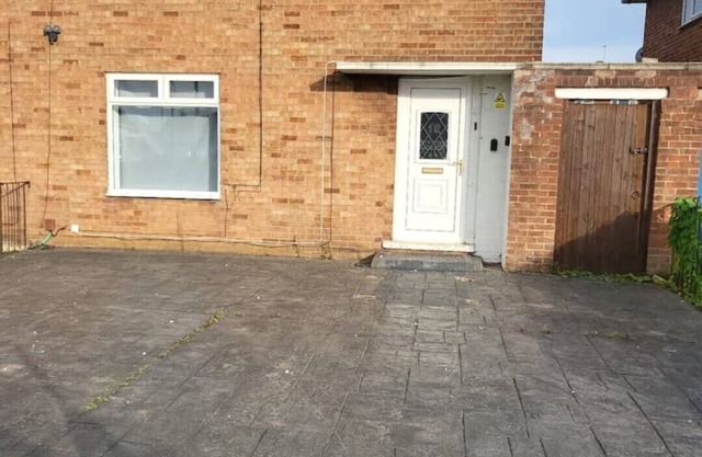 Spacious serviced home with free parking & Wi-Fi