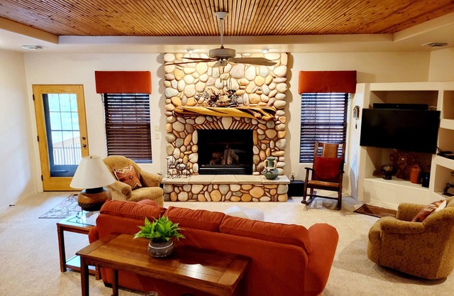 Spacious single story High Country Condo 5 min from golf course