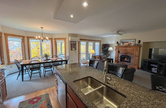 Belle ski-in, ski-out 2-BR Village Condo à Jay Peak, à droite sur la piste!