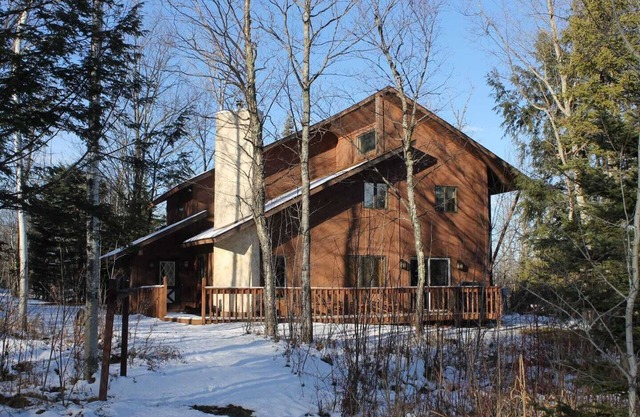Une grande maison de vacances à Trailside avec un concept ouvert spacieux et un bain à remous pour 4 personnes
