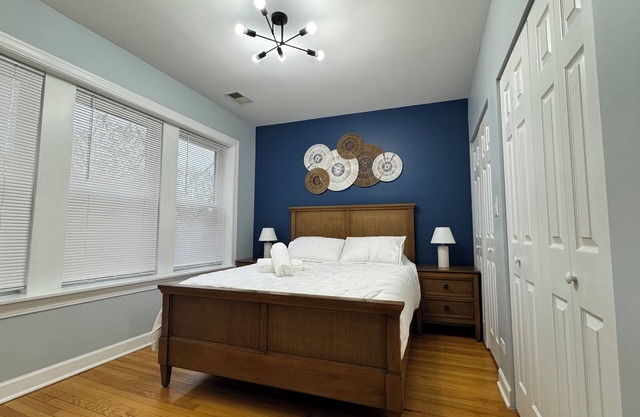 Spacious Skokie Retreat - 2BR/2BA - Mins to Chicago, mall & Train