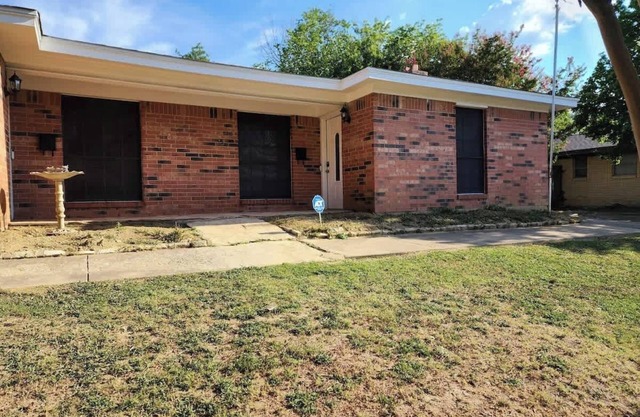 Spacious Stay for 16 - Central Fort Worth
