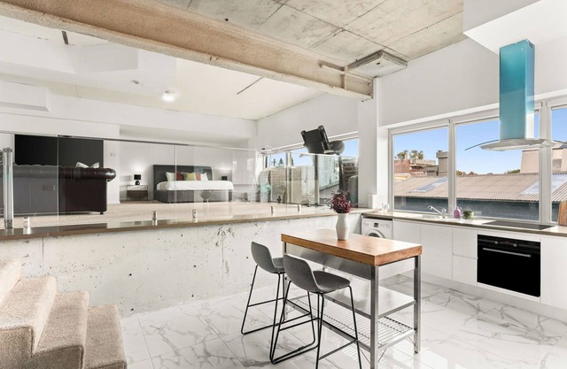 Spacious Studio | CBD minutes to St Peters train