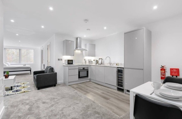 Spacious Studio Apartment in Central Newbury