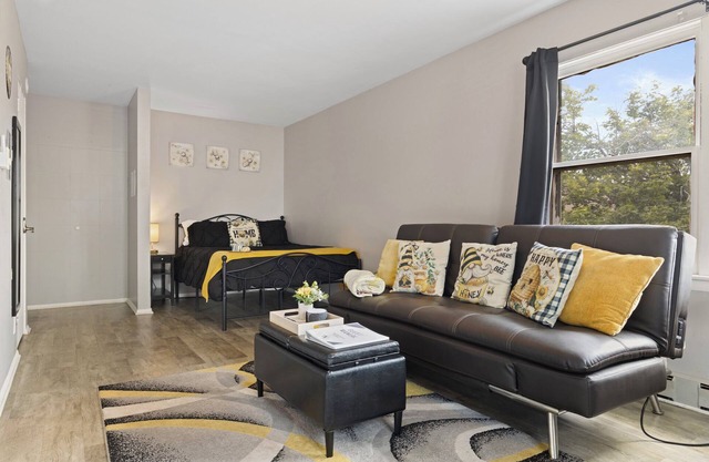 Spacious Studio Apt/Sleeps 2/Near Hospital & Shopping/FREE Wifi