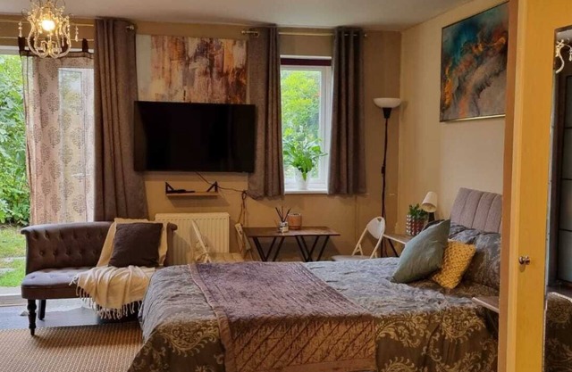 Spacious Studio in West Molesey with free on-street Parking