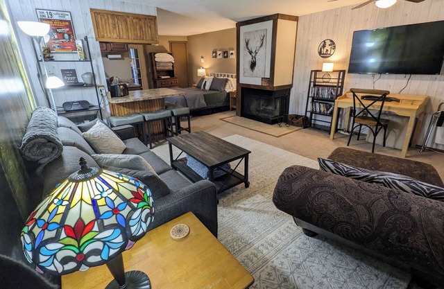 SPACIOUS Studio Sleeps 4, 3 min Walk 2 Slopes, Bike-friendly Window AC in summer