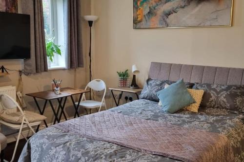 Spacious Studio with Free Parking West Molesey KT8