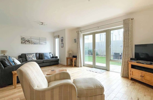 Spacious & stylish holiday home, sea views!