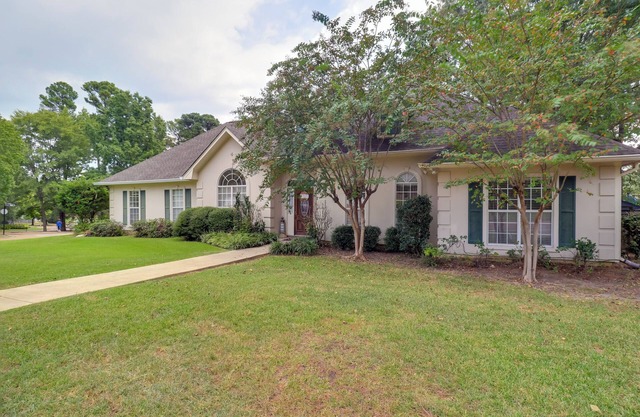 Spacious Suburban Home w/ Pool Access in Ridgeland