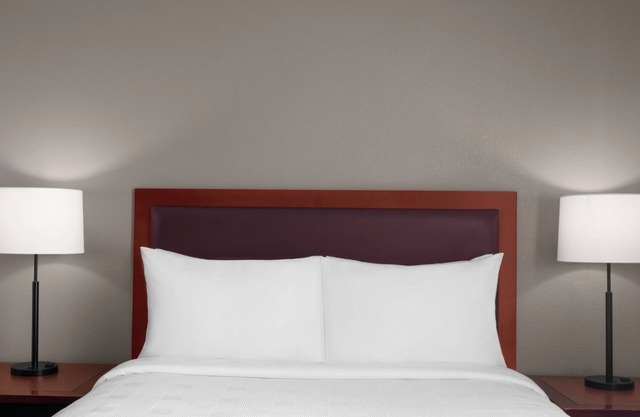 Spacious Suite w/ Kitchen, DVD Library, Outdoor BBQ, and Complimentary Breakfast