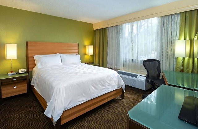 Spacious Suites & Services! Minutes To Peralta Adobe Fallon House Historic Site