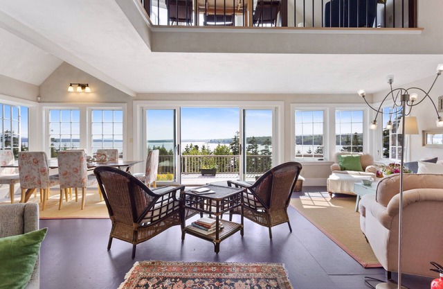 Maison spacieuse ensoleillée avec vue imprenable sur la baie