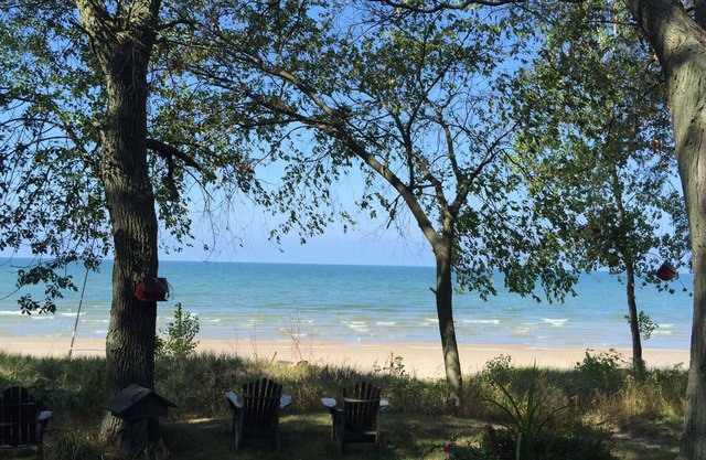 Spacieux, ensoleillé, concept ouvert 3 chambres maison au bord du lac sur une plage de sable privée