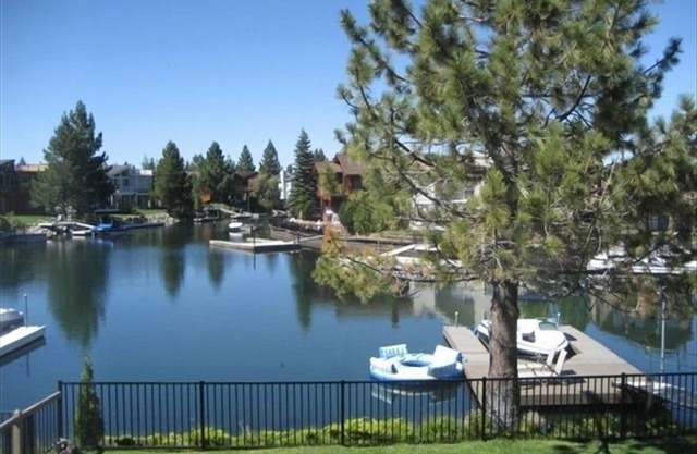 Spacieuse maison au bord de l'eau de Tahoe Keys avec 3 quais, bain à remous et vue imprenable