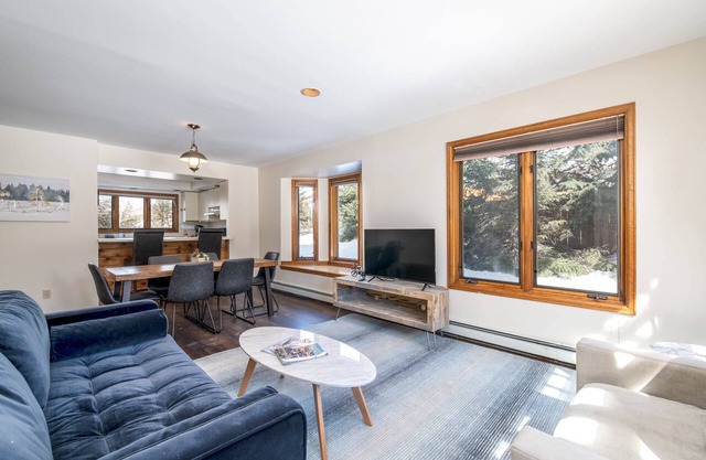 Spacious TH/Walk to Town/Near Bus in Quiet Area+ Garage-Grill-W/D-Pets OK-Rent as 5bd/4ba w/other TH
