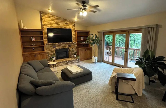 Spacious Three Bedroom 2.5 Bath Stunning Home with Deck near Lambeau Field!