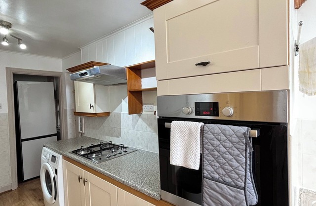 Spacious three bedroom near University of Birmingham & Queen Elizabeth Hospital