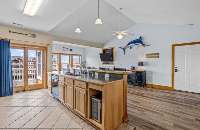 Spacious Top Floor Condo With Amazing Views