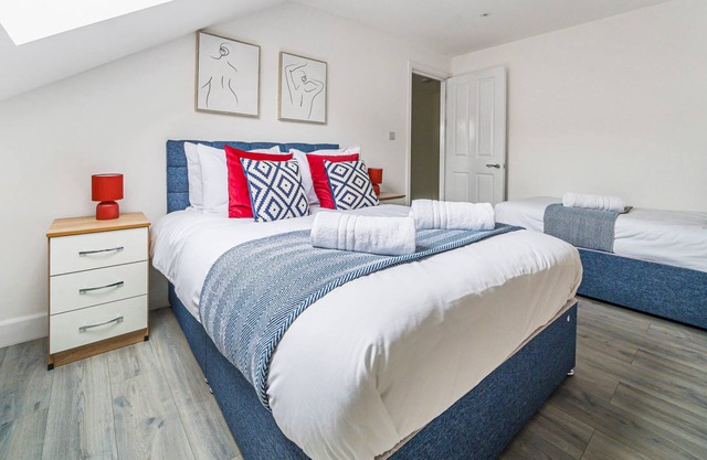 Modern Town Center Flat with Smart TV, WiFi, and Fully Equipped Kitchen